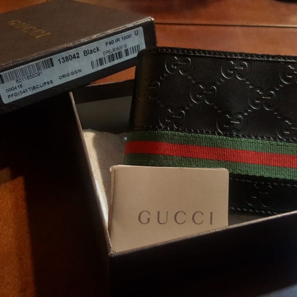 Mens Gucci wallet (Authentic)